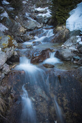 torrent dans les alpes en hiver