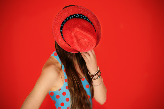 Farbe Rot. Ein Mädchen mit einem roten Hut.
