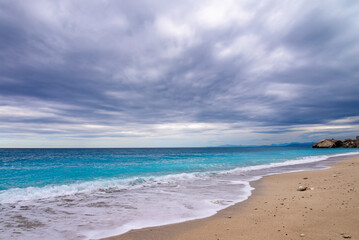 Fototapeta na wymiar Tropical sand beach and blue sky, sea before the storm