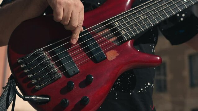 homme qui joue de la guitare