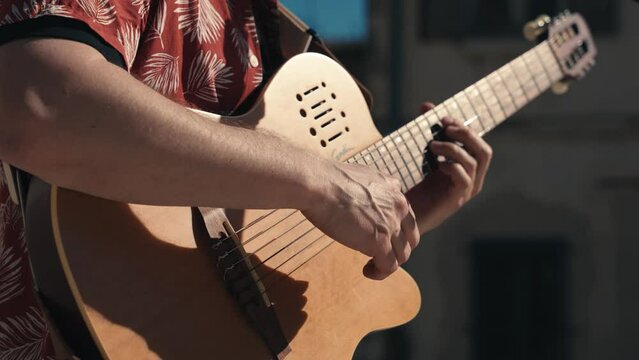 homme qui joue de la guitare