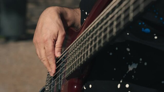 homme qui joue de la basse