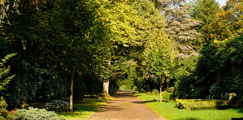  Weg durch den Friedhof an der Gruga, in der Stadt Essen.