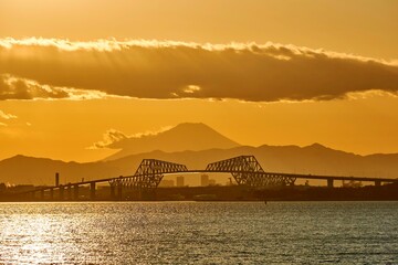 夕焼けのゲートブリッジと富士山　舞浜遊歩道