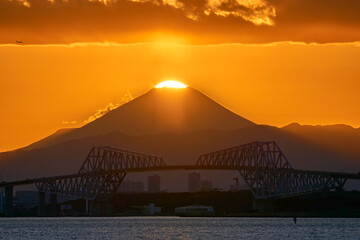 ゲートブリッジとダイヤモンド富士　舞浜遊歩道