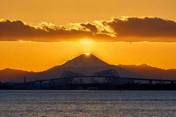 ゲートブリッジとダイヤモンド富士　舞浜遊歩道