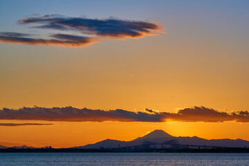 夕焼けのゲートブリッジと富士山　舞浜遊歩道