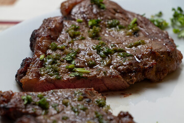 Beef with spices and green vegetables