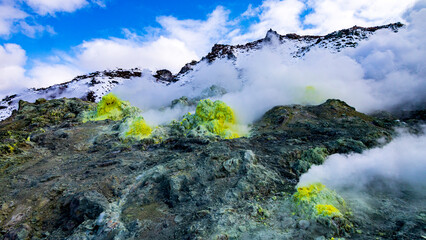 アトサヌプリの噴出口と硫黄　北海道　弟子屈