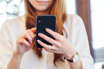 携帯電話を操作する女性　cell phone