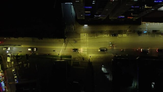 Autos en la noche en la mitad de la carretera. Autopista nocturna