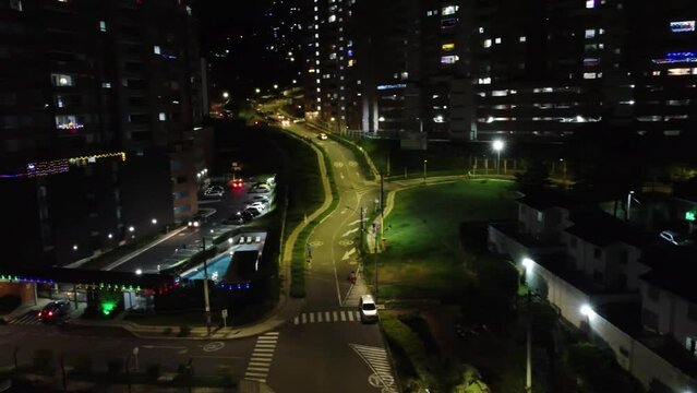 Camino en la noche, al fondo hermosos edificios iluminados