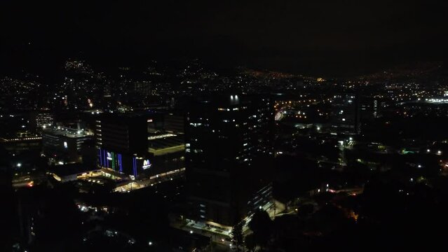 Gran ciudad de noche y desde el aire, toma con dron