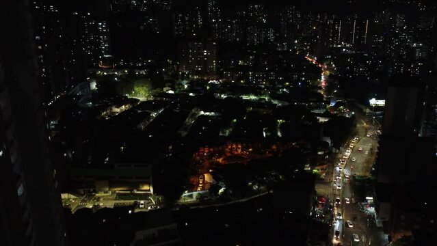 Ciudad nocturna, edificios, calles y una gran metr&oacute;poli