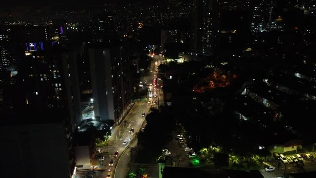 Autopista en la noche y al fondo la hermosa ciudad 