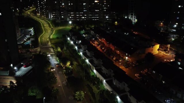 Camino en la noche iluminado