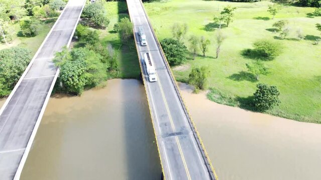 Puente gigante a lo ancho del r&iacute;o