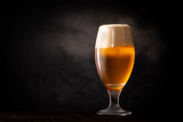 レストランでビールを飲む