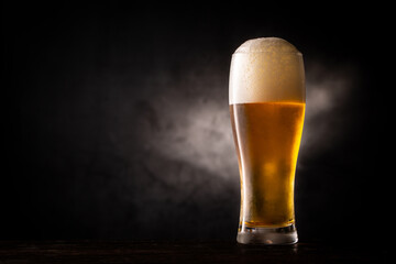 レストランでビールを飲む