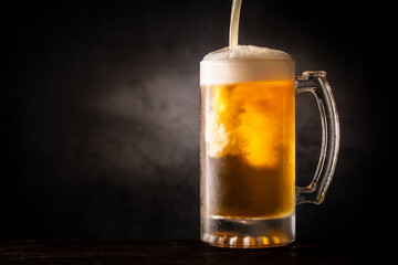 レストランでビールを飲む