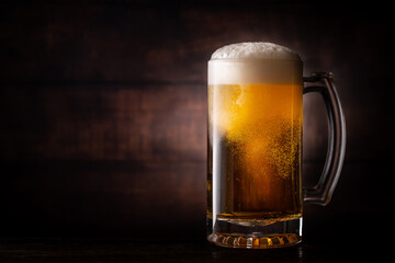 レストランでビールを飲む