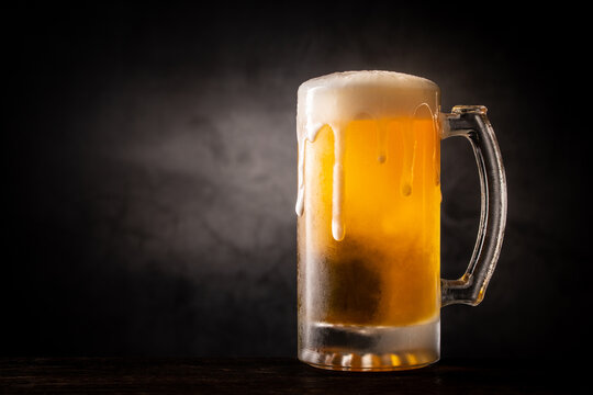 レストランでビールを飲む