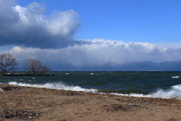 冬の琵琶湖東岸からの風景
