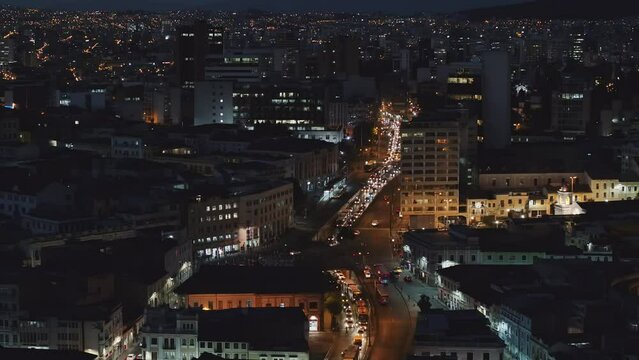 Trafico de la ciudad en el Centro norte  en la ciudad de Quito por la noche.