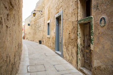 Fototapeta na wymiar Narrow streets with colourful window boxes in Valetta, Malta