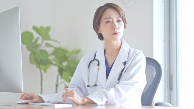 話す日本人女性医師