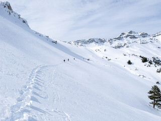 horizontal crossings of a professional mountaineer team through a dangerous area