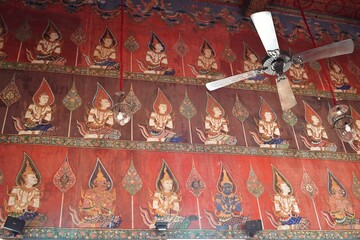 The murals behind the main Buddha image are the three worlds: heaven, humans, and hell. There are points of interest in the chapel of Wat Saket.