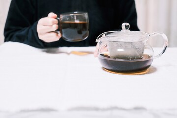 紅茶を飲む女性