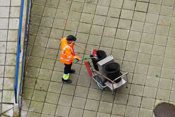 barrendero barriendo la calle