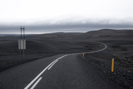 Blick &uuml;ber die Srase F26 in &Aacute;sahreppur im S&uuml;dens Islands. Die Strasse f&uuml;hrt durch schwarze Lavafelder ins Hochland.