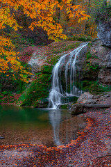 Fototapeta na wymiar waterfall in autumn