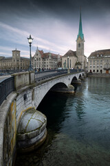Blick über die Limmat in Zürich an einem Wintertag