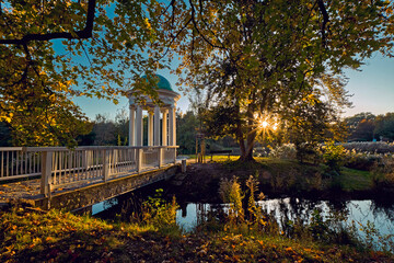 Sonnenuntergang am Musentempel am großen Parkteich im AGRA-Park Markkleeberg bei Leipzig.