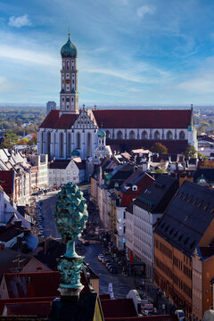 Blick vom Perlachturm Augsburg über das Rathaus mit der Zirbelnuss Richtung St. Ulrich Kirche im Sonnenschein und schönem blauen Himmel.