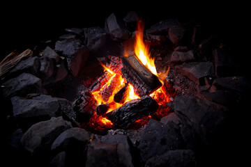 Flammen eines Lagerfeuers in der Nacht