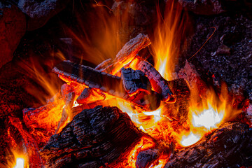 Flammen eines Lagerfeuers in der Nacht