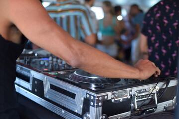 DJ