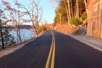 Route déserte au bord d'un lac dans le Vermont