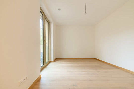 Chambre vide pi&egrave;ce moderne blanche &agrave; am&eacute;nager immobilier &agrave; vendre ou &agrave; louer