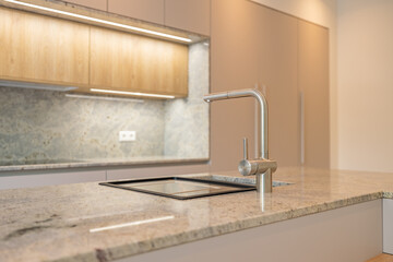 Focus sur un évier de cuisine appartement haut standing luxe