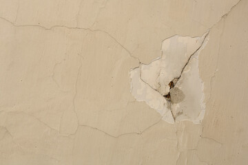 A close-up of the damaged plasterwork on a wall. This plasterwork definitely needs to be repaired.
 - obrazy, fototapety, plakaty