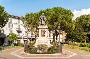 Monument to the writer Alessandro Manzoni in thew center of Lecco, Lombardy, Italy - obrazy, fototapety, plakaty