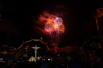 Cruz con fuegos artificiales