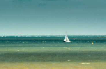 Obraz premium Voilier sur la mer du Nord vu depuis la plage de Dunkerque