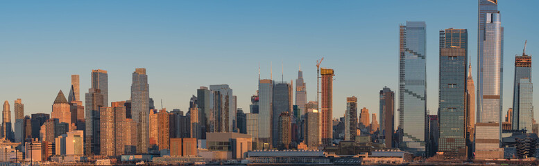 Fototapeta na wymiar Manhattan skyline panoramic view, perfect for web design banner, during clear sky day right before sunset.